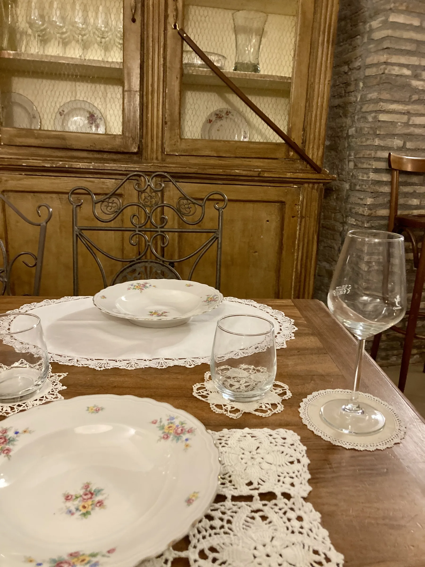 Accantos Wohnzimmer mit Backsteinbogen und rundem Tisch.