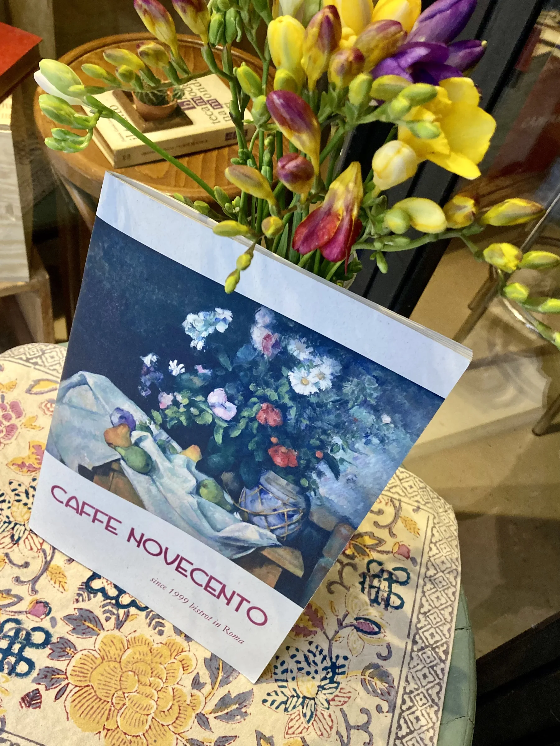 Nebenan Eingang mit Regalen mit Naturweinen.