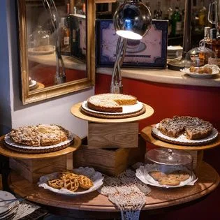 Auswahl an handwerklich hergestellten Kuchen im Caffè Novecento – hausgemachte Konditorei in Rom