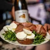 Tartina mit Rohschinken, Burrata und Rucola – Vorspeise im Caffè Novecento Roma