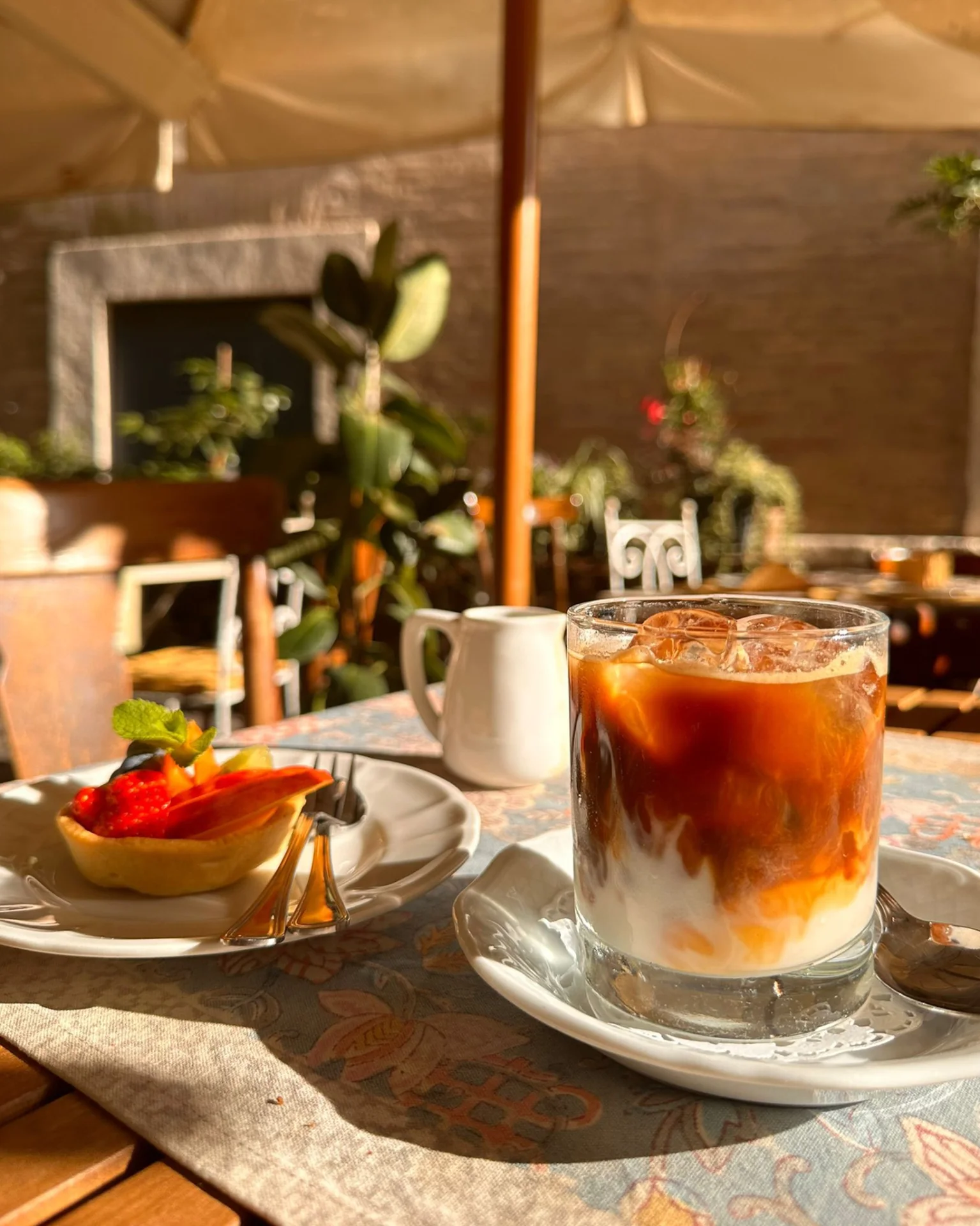 Eiskaffee und Obstkuchen im Freien – Café Novecento im Zentrum von Rom