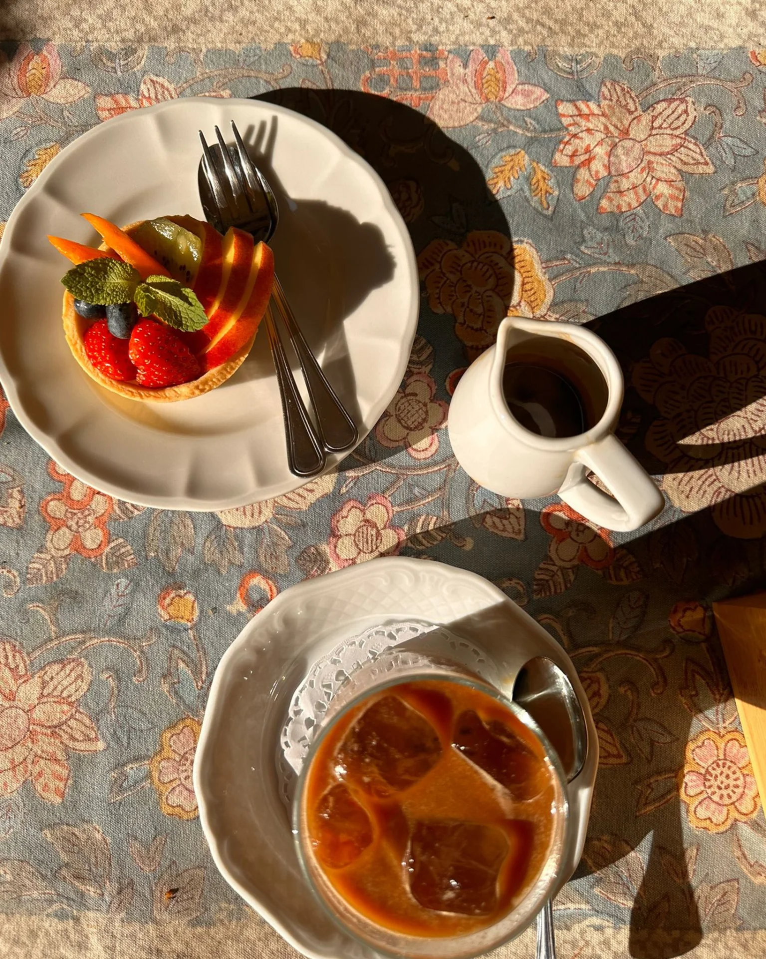 Tasse Eis mit Sbrisolona und Haselnüssen auf einem geblümten Teller – Desserts im Caffè Novecento