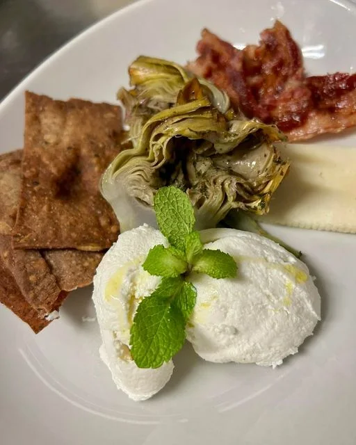 Gericht mit Artischocken, frischem Ricotta und Croutons – römische Küche im Caffè Novecento