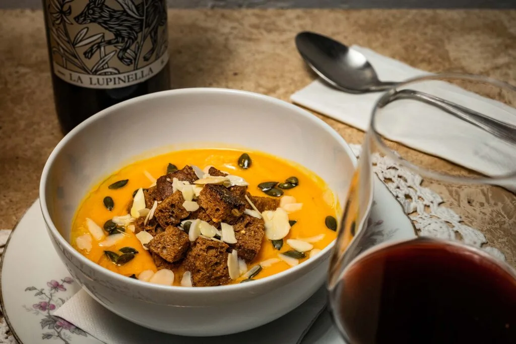 Kürbiscremesuppe mit Croutons und Naturwein La Lupinella – Bistro Novecento Rom