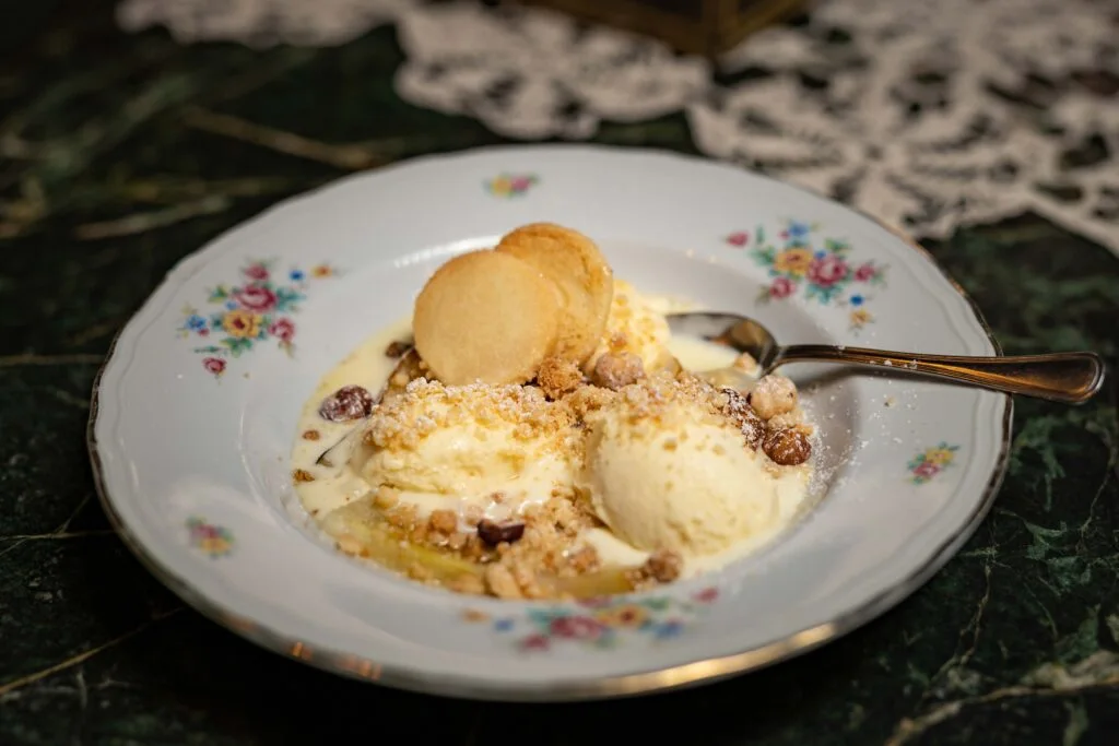 Torte mit frischem Obst und kaltem Kaffee – handgemachtes Dessert von Caffè Novecento
